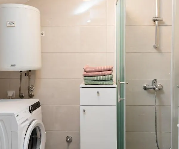 Katarina-two Bedroom With Parking דירה